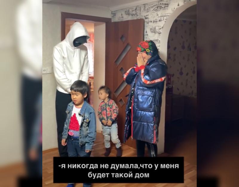 Многодетной матери-одиночке подарили дом в Уральске