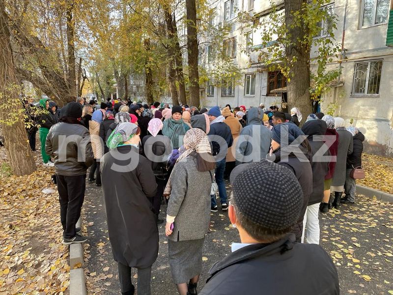 В Уральске похоронили погибшую под колёсами внедорожника школьницу