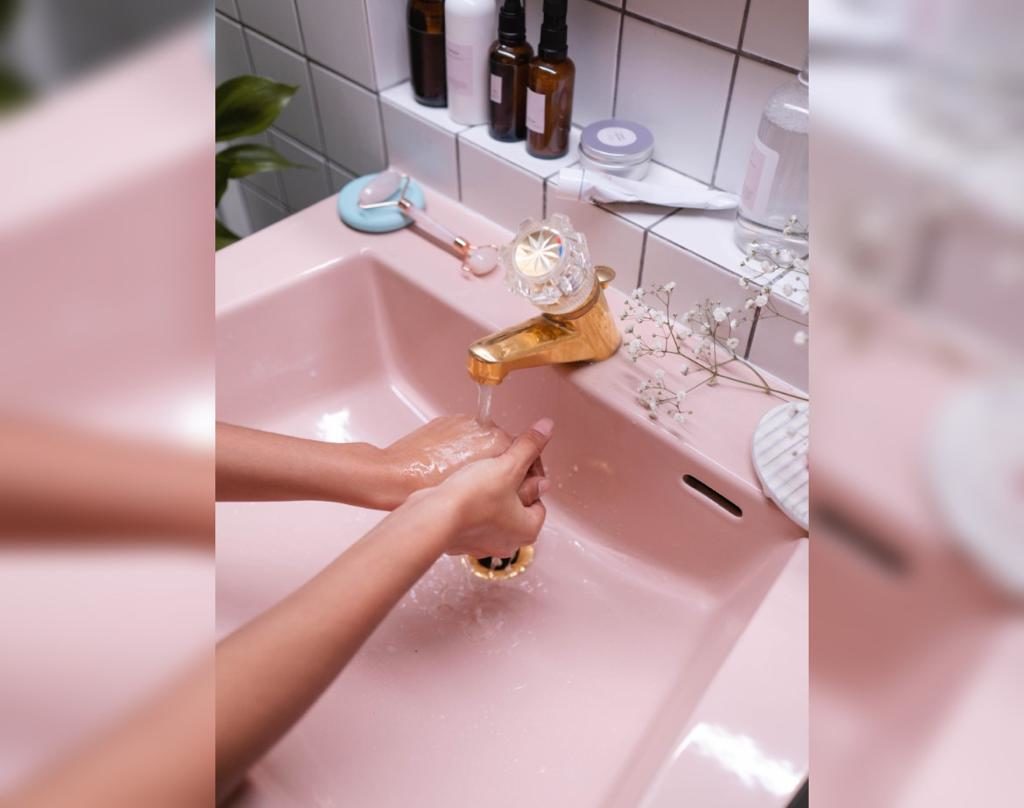 Как сделать эффективное средство, которое вмиг устранит засор в раковине