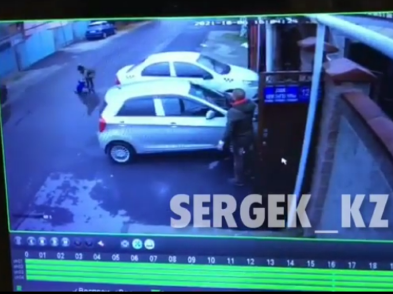 Видео с женщиной, бросающей на дорогу малыша, изучает полиция Алматы