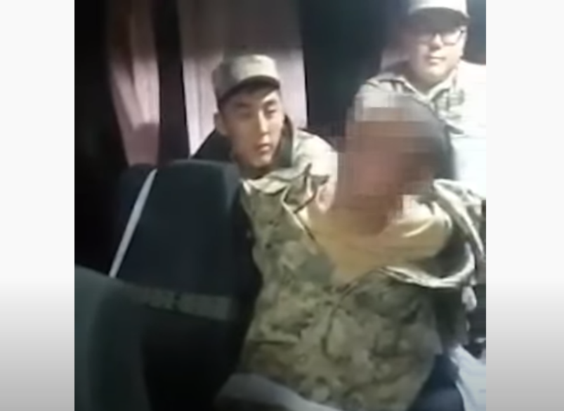 Видео с кричащим солдатом прокомментировали в КНБ