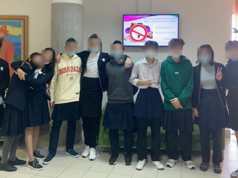 Учащиеся пришли в школу в юбках после суицида ученика НИШ в Алматы