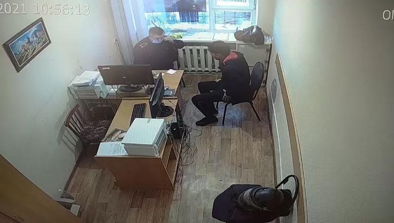 Попытка дачи взятки полицейскому попала на видео в Уральске