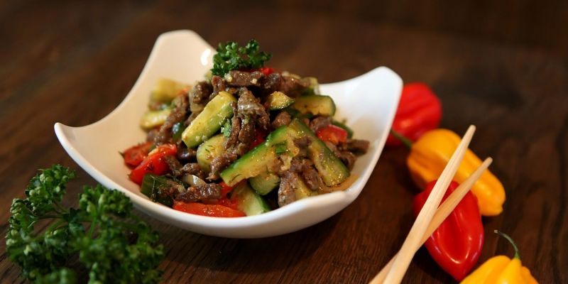 Огурцы и мясо: сытный салат с говядиной, который с лёгкостью заменит обед или ужин