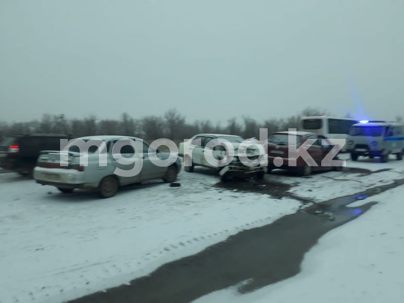 Двое мужчин пострадали в массовом ДТП в Уральске