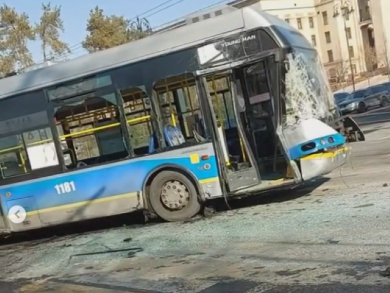 Семь человек пострадали при столкновении автобуса и троллейбуса в Алматы