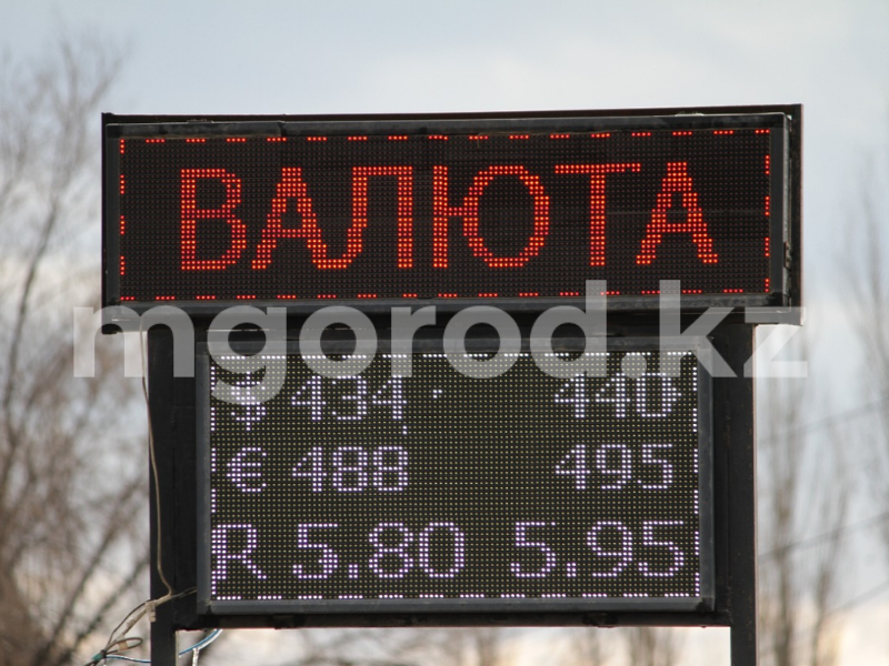 Доллар за 440 тенге. В Нацбанке нашли связь с новым штаммом