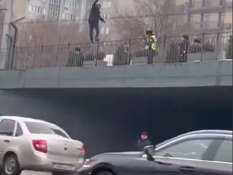 Мужчина пытался спрыгнуть с моста в Алматы