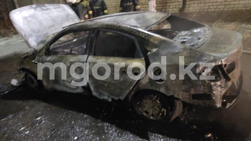 Hyundai Accent сгорел дотла в центре Уральска