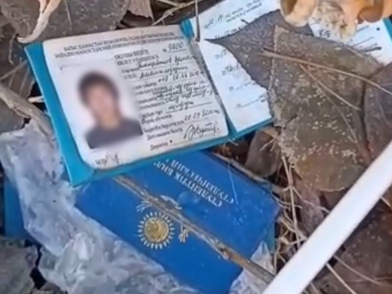 Десятки студенческих билетов выбросили в мусор в Уральске