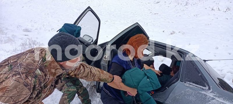 В Актюбинской области спасают людей из заносов после первого снегопада