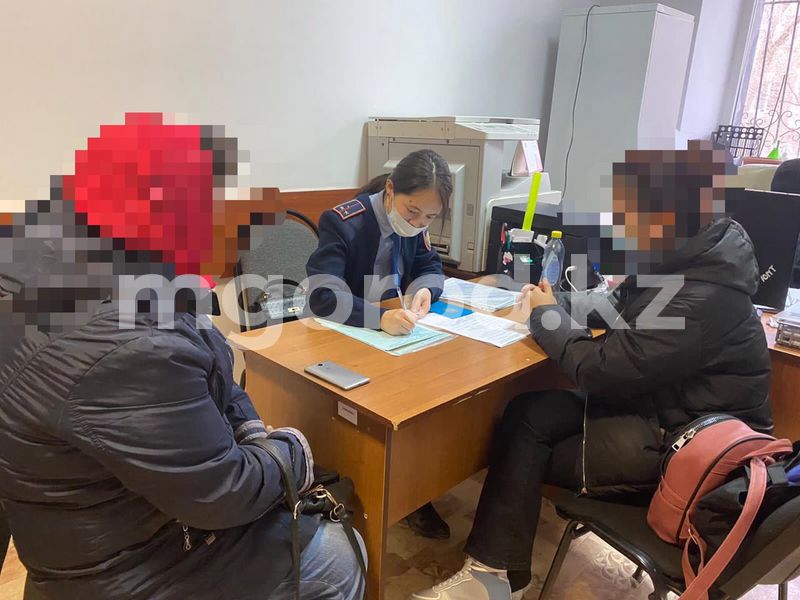 15-летние девочки испортили тёплую остановку в Атырау