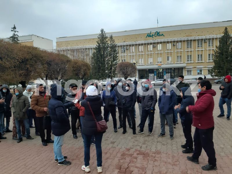 Отмените утильсбор: более полусотни владельцев авто с российскими номерами вышли на площадь Уральска