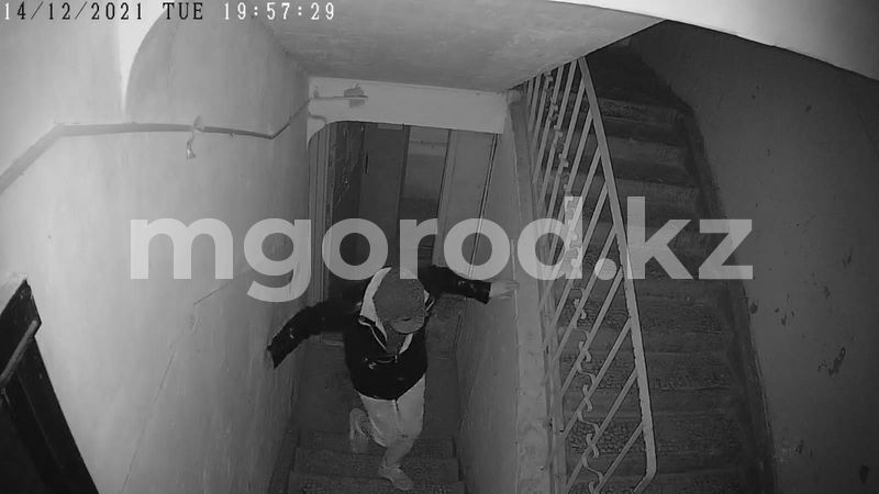В Атырау мужчина справил нужду в подъезде многоэтажки 