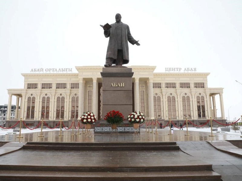 «Нашумевший» памятник Абаю открыли в Атырау