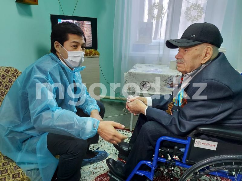 Живущего в доме инвалидов ветерана войны поздравил аким ЗКО