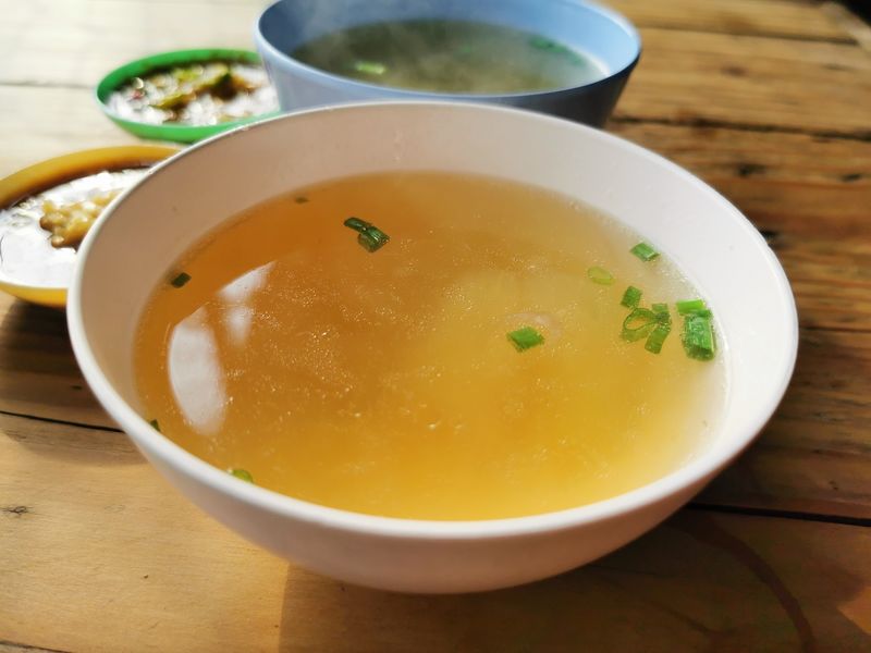 Как приготовить вкусный и прозрачный куриный бульон: хитрость от опытных хозяек