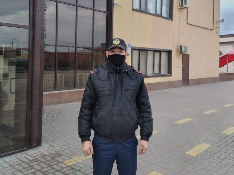 Полицейского, отговорившего атыраусца спрыгнуть с прожекторной вышки, наградили