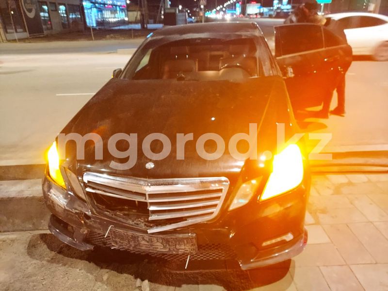 Водитель Mercedes в Атырау столкнулся с тремя авто и скрылся
