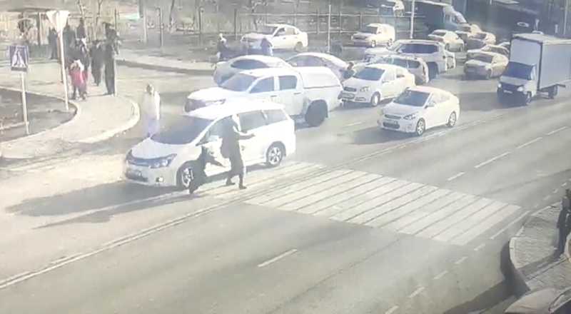 Наезд на ребёнка попал на видео в Атырау