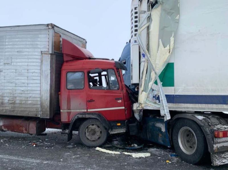 Четыре грузовика столкнулись в Актюбинской области