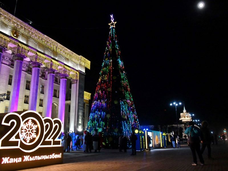 В Алматы зажгли главную новогоднюю ёлку