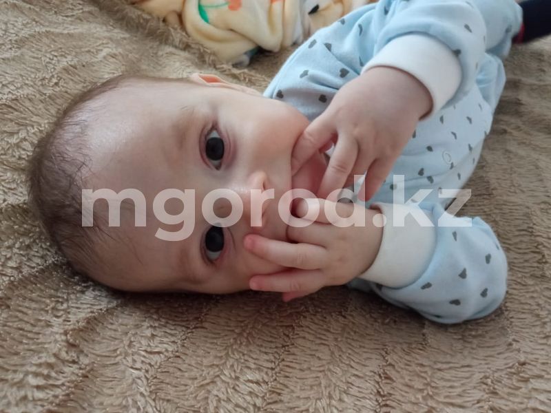 Ждём новогоднего чуда - малышу с глаукомой из Уральска не хватает 370 тысяч тенге на операцию