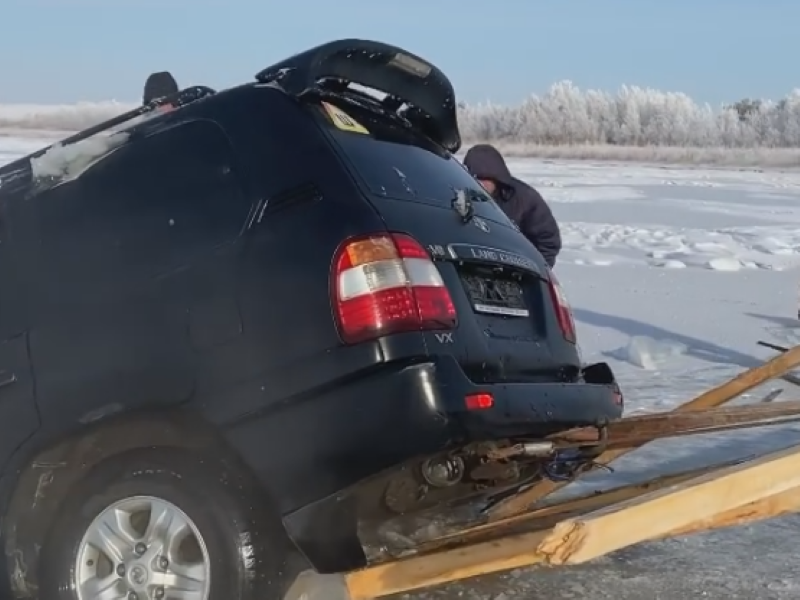 Внедорожник ушёл под лёд в Актюбинской области