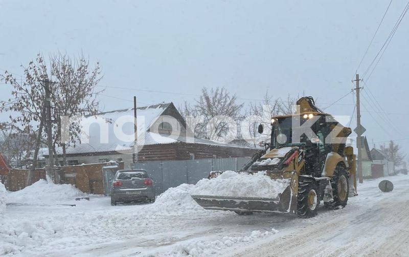 Более 100 единиц техники задействовали в уборке снега в Уральске