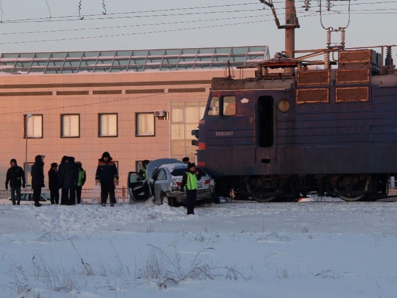 Поезд сообщением Нур-Султан - Уральск протаранил авто