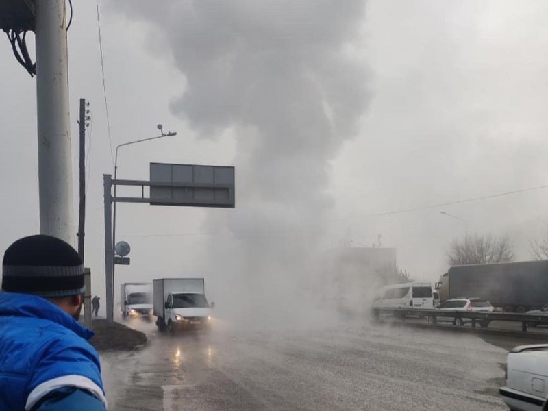 Движение на участке проспекта Рыскулова закрыли в Алматы из-за порыва теплотрассы