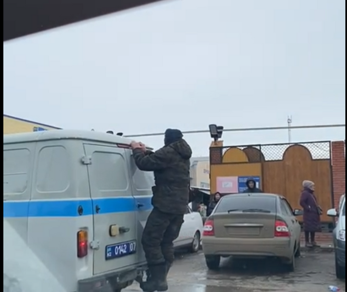 В Уральске мужчина неприлично прокатился на полицейском УАЗе