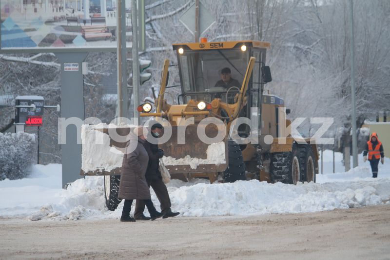 288 кубометров снега за ночь вывезли из Уральска