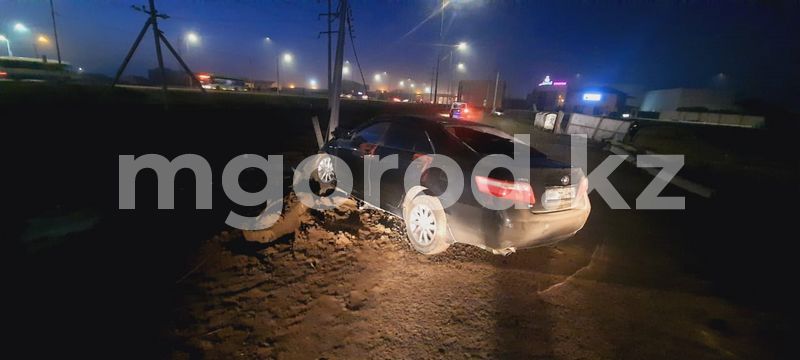Житель Атырау угнал машину сестры и попал в аварию
