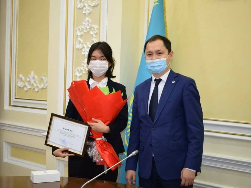 Замакима ЗКО поздравил победительницу Президентской олимпиады