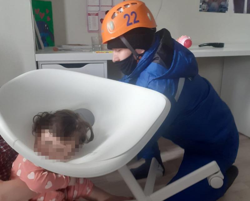 В Уральске ребёнок застрял головой в стуле