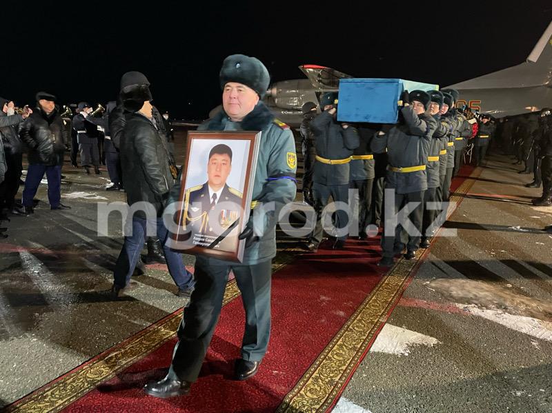 Тело погибшего в беспорядках в Алматы подполковника доставили в Уральск