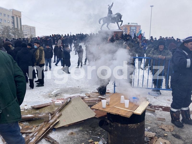 Камни, водка, коктейли Молотова. Как громили акимат в Актобе?