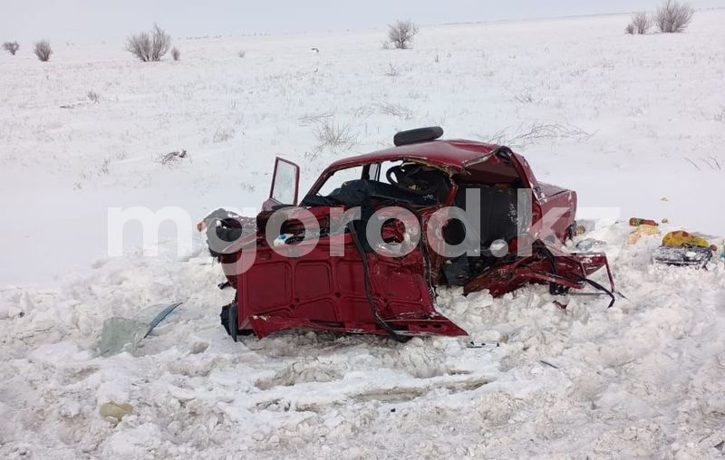 Два человека погибли при лобовом столкновении двух авто в ЗКО