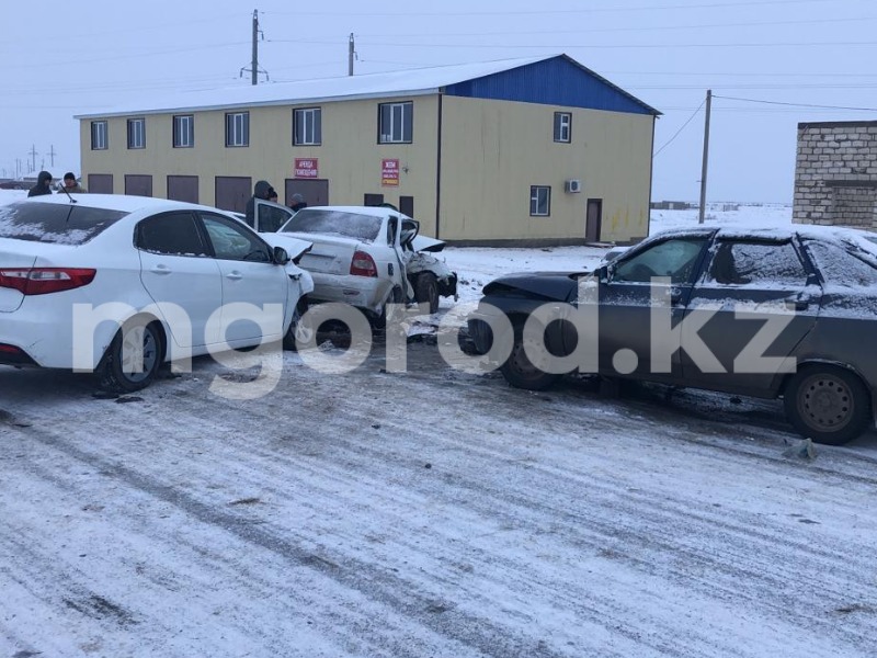 Один человек погиб и двое пострадали при столкновении трёх авто в Атырау