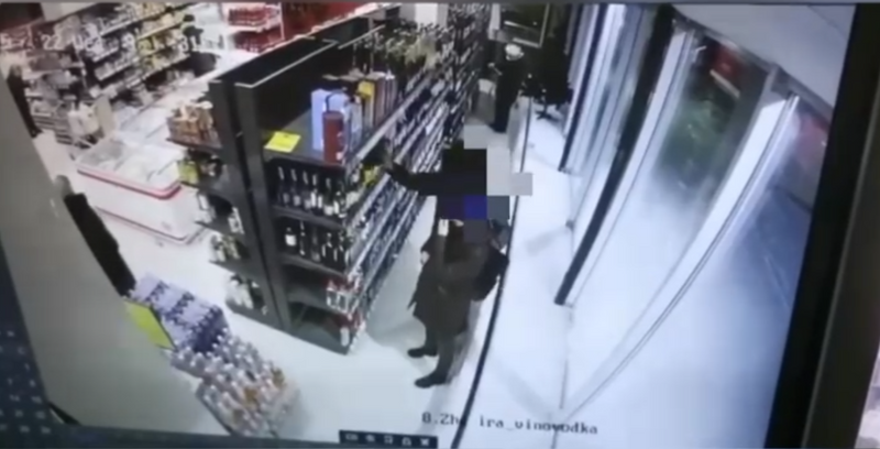 На видео попала кража виски из супермаркета Уральска