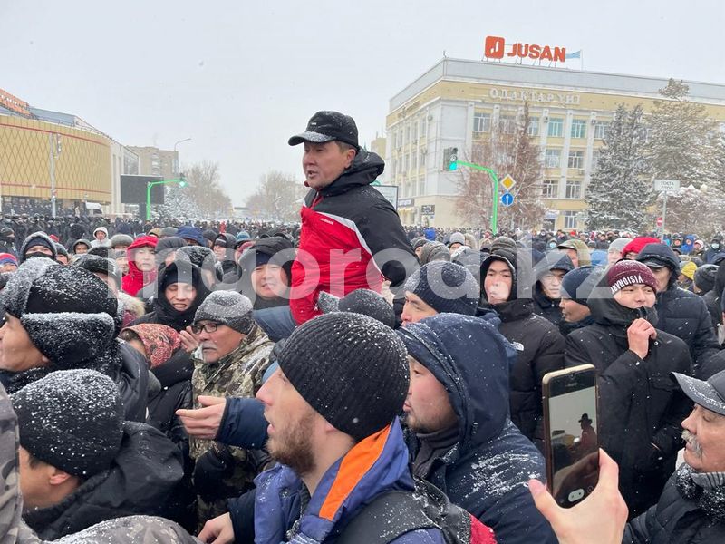 В Уральске митинг против повышения цен продолжается на площади Абая