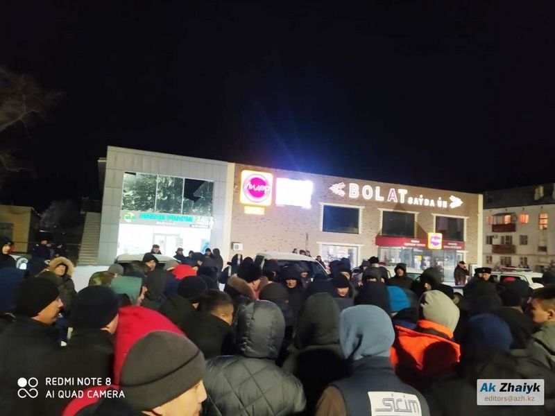 Жители Атырау вышли на площадь в поддержку жанаозенцев