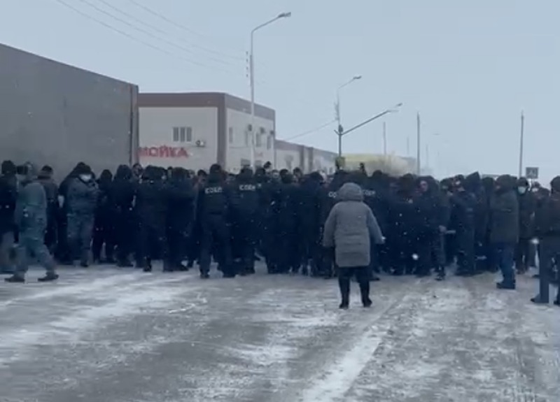 Митингующие в Уральске прорвали оцепление полиции и вышли на автодорогу Самара - Шымкент