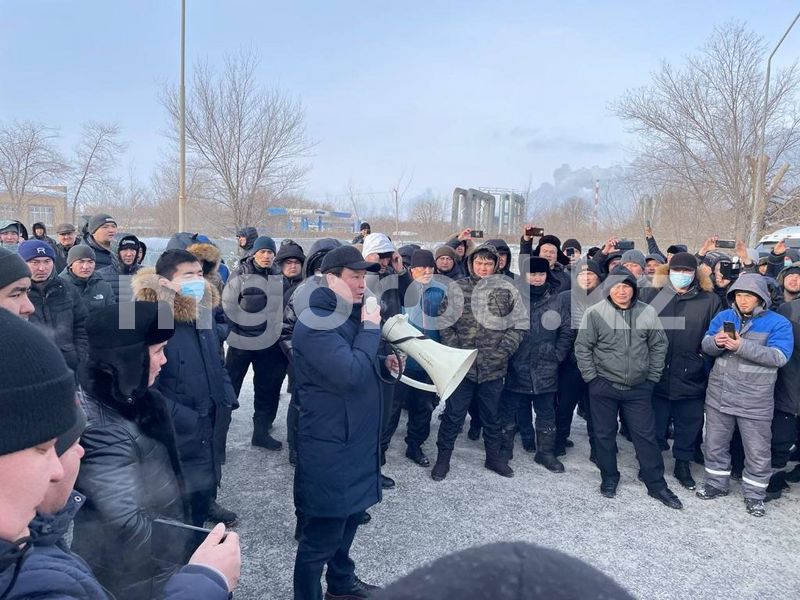 На площади у областного акимата в Актобе митингующие жгут костры