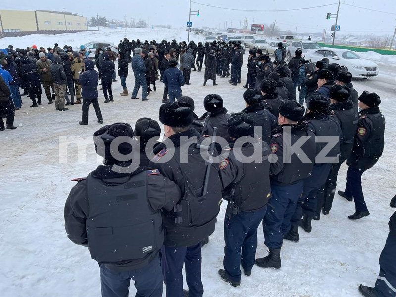 Митингующие в Уральске вышли к международной автодороге Самара - Шымкент