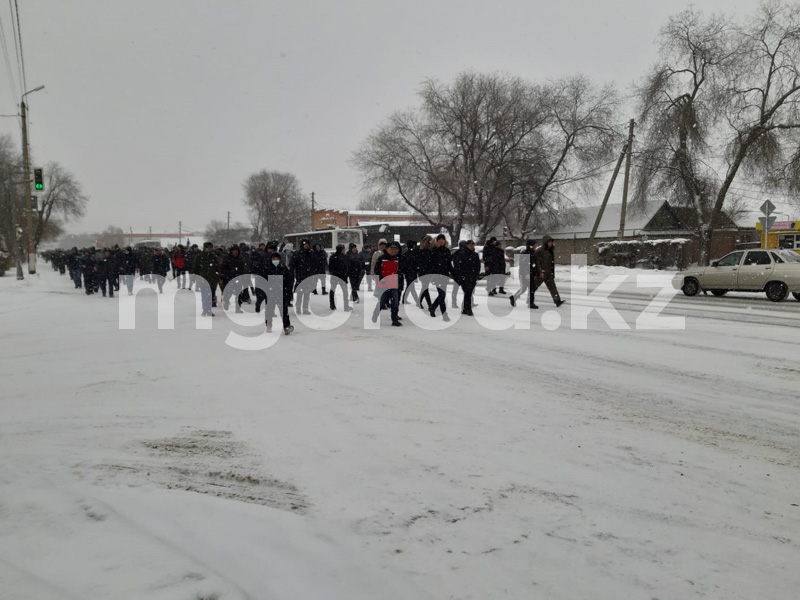 Митингующие в Уральске идут в акимат (новость обновляется)