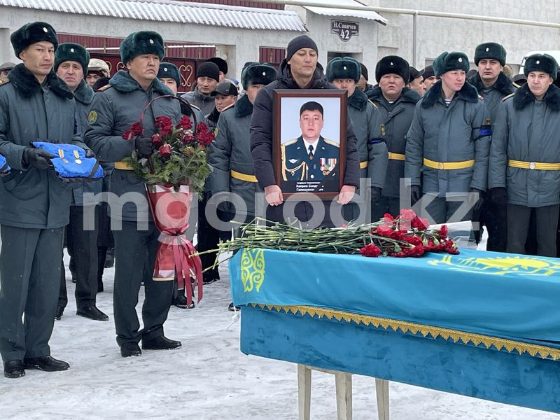 Токаев посмертно наградил погибшего в беспорядках в Алматы офицера Хаирова