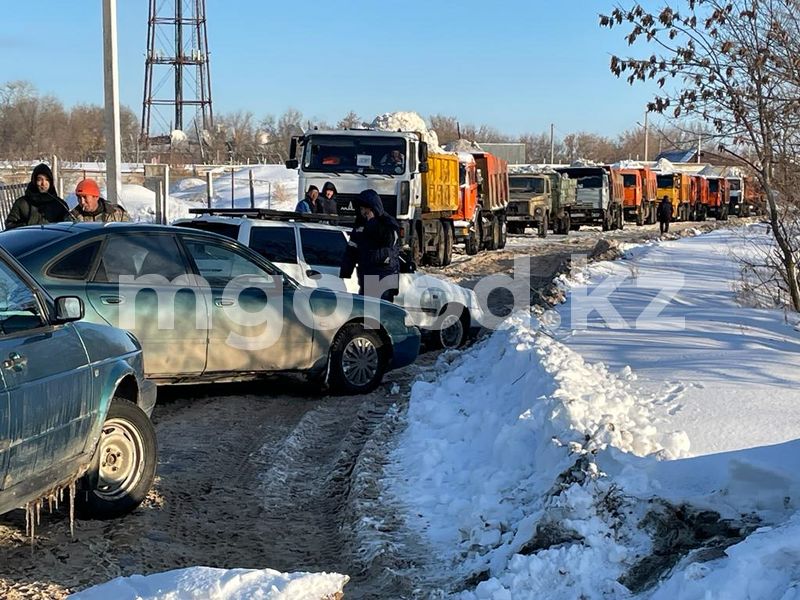 В Уральске десятки грузовиков со снегом не могли проехать к полигону. Дачники перекрыли дорогу