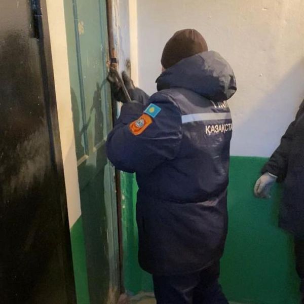 Пенсионера и ребёнка из закрытых квартир вызволили атырауские спасатели
